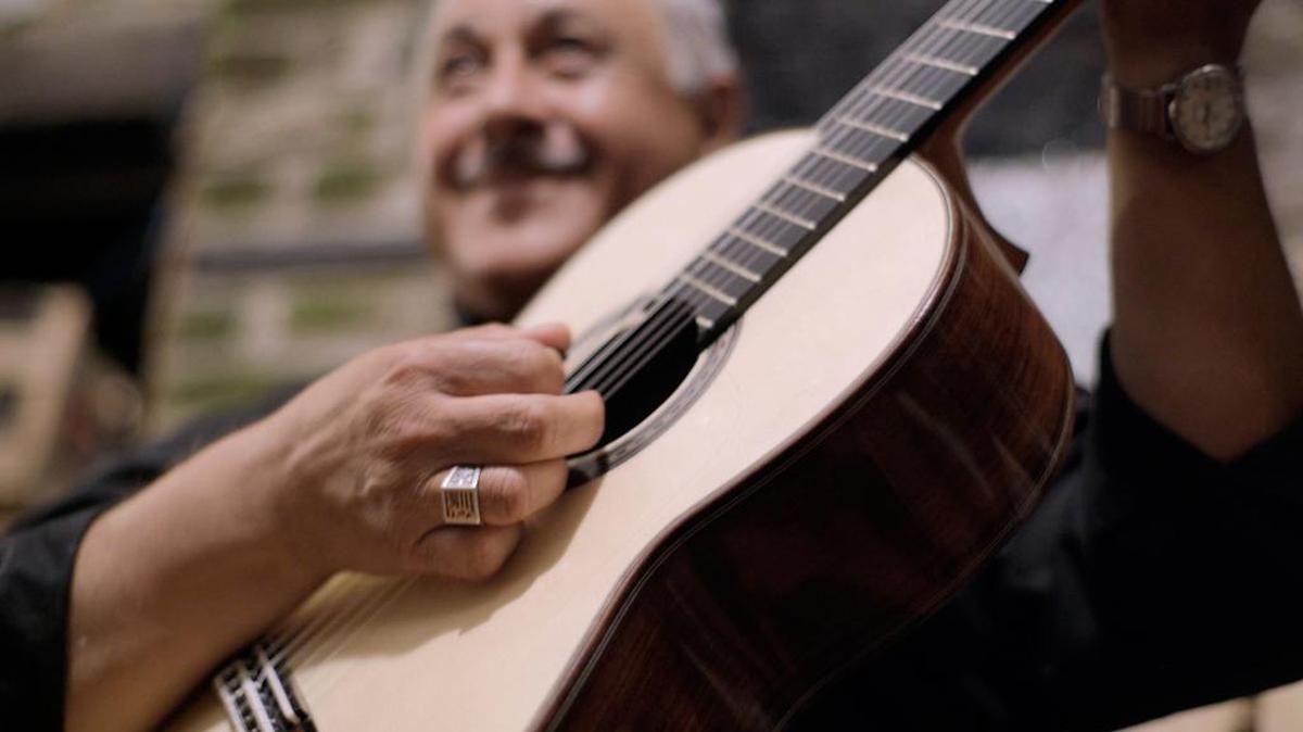 “La guitarra vuela” es la historia de la travesía de una guitarra a través de nueve países y dos continentes. Una guitarra símbolo: “La Maestro”, como se conoce a la última usada por De Lucía (1947-2014).