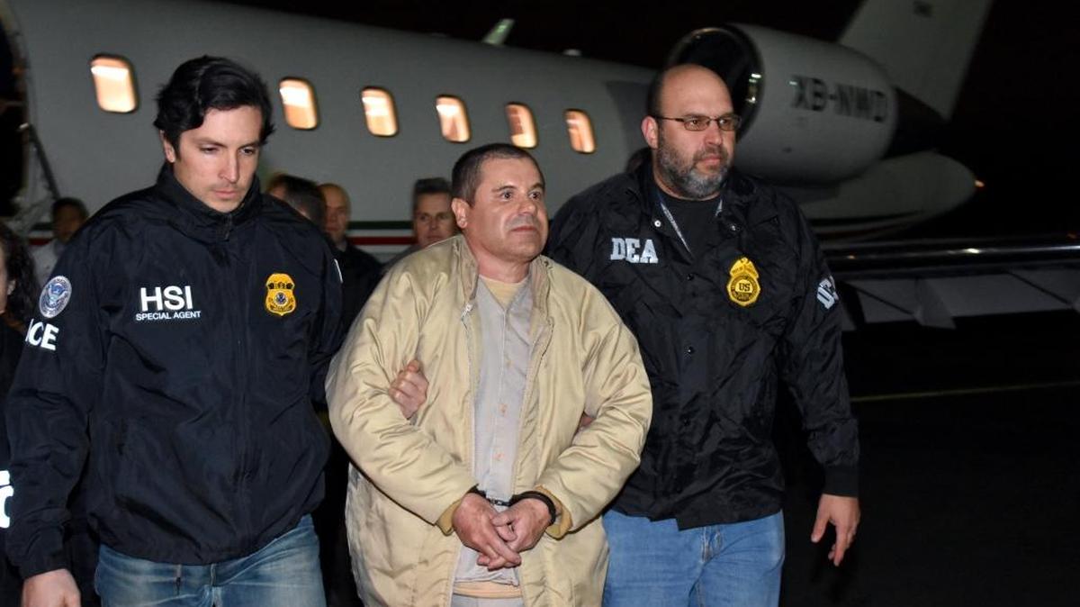Joaquín ‘El Chapo’ Guzmán (centro) es escoltado por autoridades de EEUU en el Long Island MacArthur Airport el 19 de enero del 2017, in Ronkonkoma, N.Y.