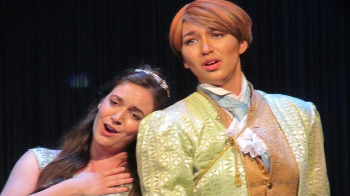 
Un hermoso dúo de Chelsea DeLorenz y Sarah Saturnino como la Cenicienta y el Príncipe.
