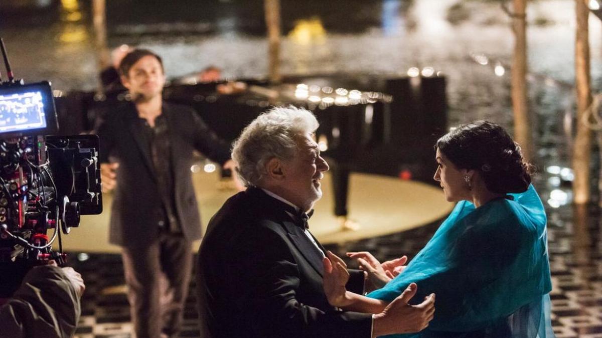 Plácido Domingo, al centro, con Monica Bellucci y Gael García Bernal, mientras filman una escena para "Mozart in the Jungle", en un escenario flotante en el Gran Canal de Venecia.