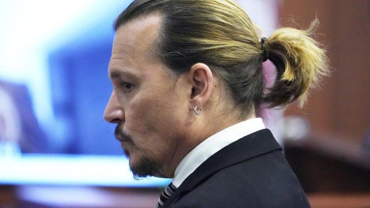 El actor Johnny Depp espera que el jurado entre en la sala del tribunal después de un descanso, en el juzgado de circuito del condado de Fairfax en Fairfax, Virginia, el lunes 18 de abril de 2022. (Foto AP/Steve Helber)