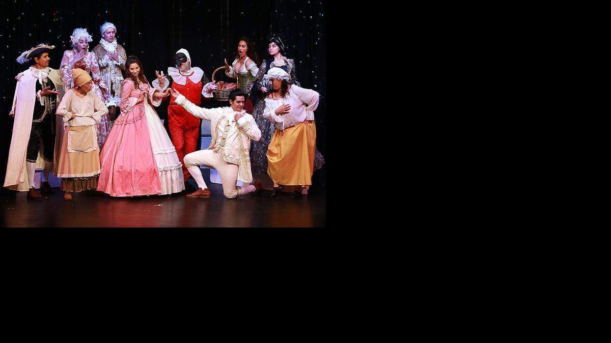 
Elenco de ‘El chisme de las mujeres’, de Carlo Goldoni, dirigida por Miguel Sahid, en el Teatro Bellas Artes.
