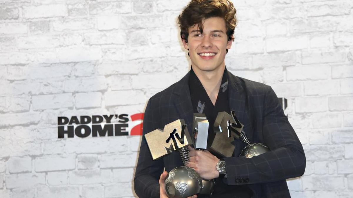 El cantante Shawn Mendes posa en los premios MTV European Music Awards 2017 en Londres, el domingo 12 de noviembre de 2017.