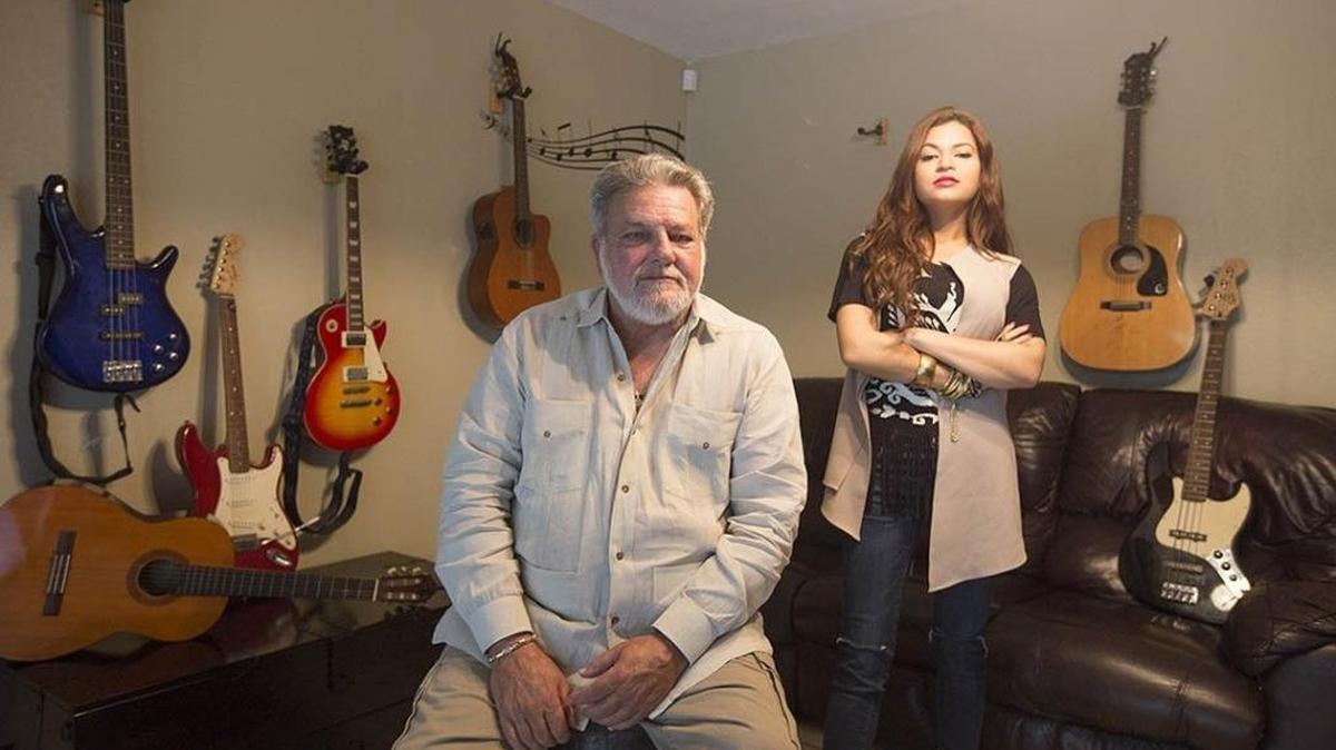 
Ramón González y Cristal Marie en la casa de éste en agosto.


