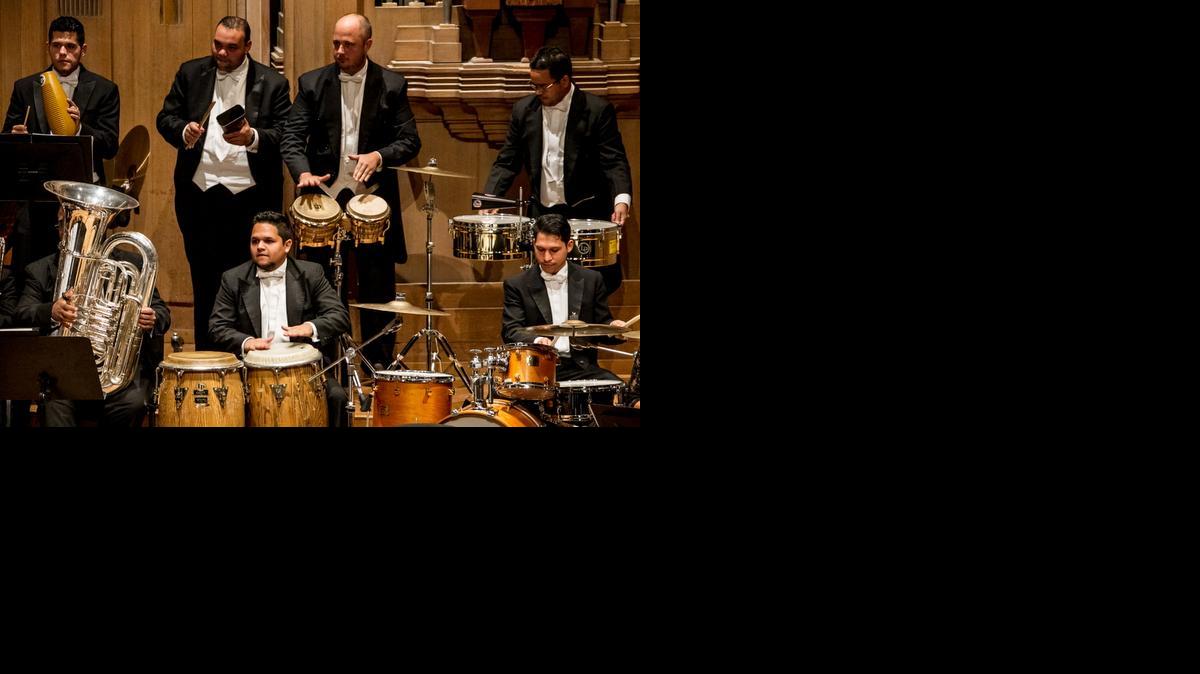 
 Músicos de la Orquesta Sinfónica de Venezuela "Simón Bolivar" se presentan el lunes 12 de enero de 2015, en el teatro Bozar de Bruselas (Bélgica). La orquesta se encuentra en una gira por Europa para celebrar los 40 años de la fundación del laureado Sistema de Orquestas Juveniles e Infantiles de Venezuela. EFE/Miguel Gutiérrez
