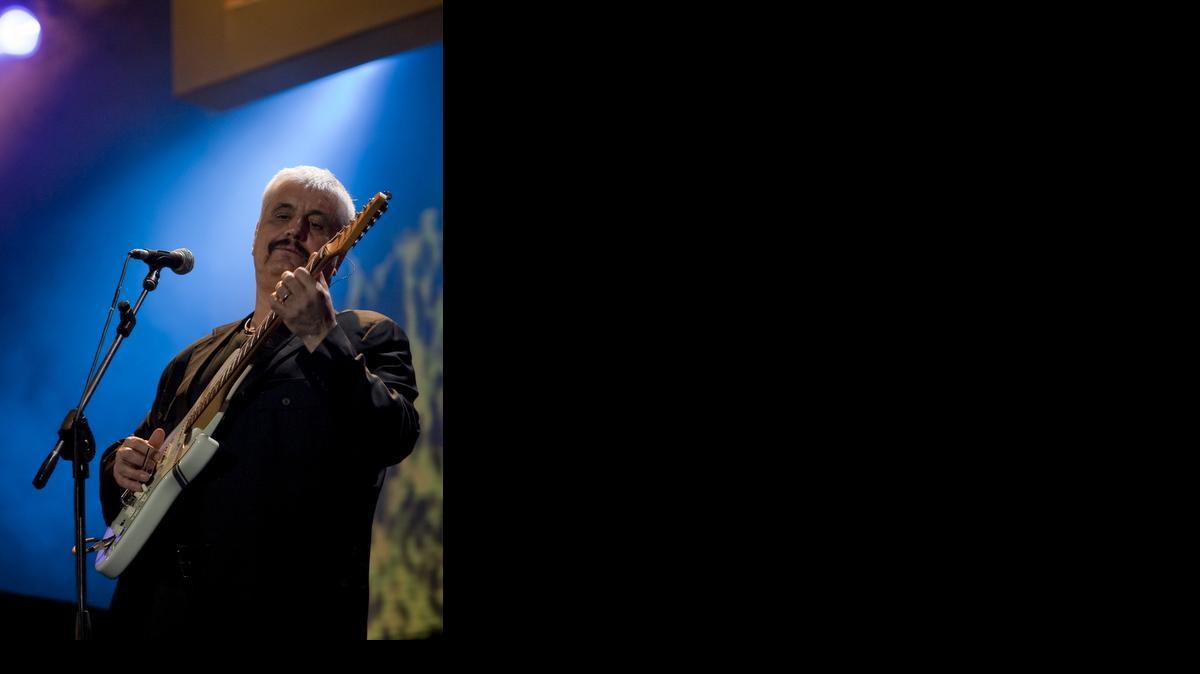 
 Foto de archivo tomada el 22 de abril de 2010 del cantautor italiano Pino Daniele durante su actuación en el concierto Nat Geo Music Live para conmemorar el Día de la Tierra celebrado en Roma (Italia). EFE/Massimo Percossi
