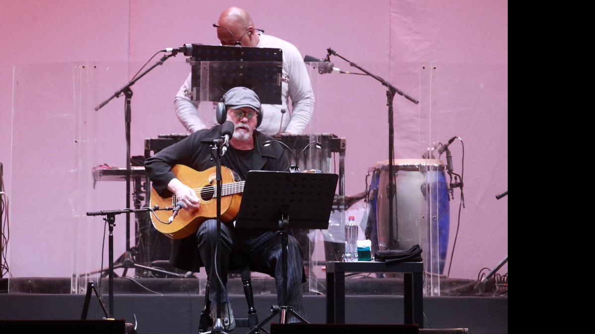 
El cantautor cubano Silvio Rodríguez se presentó en concierto el miércoles 20 de mayo de 2015, en Santiago de Chile (Chile). 
