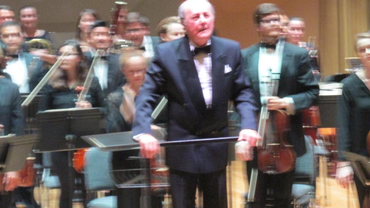 Mark Gorenstein agradece la ovación por su soberbia interpretación de la ‘Primera Sinfonía’, de Shostakovich.