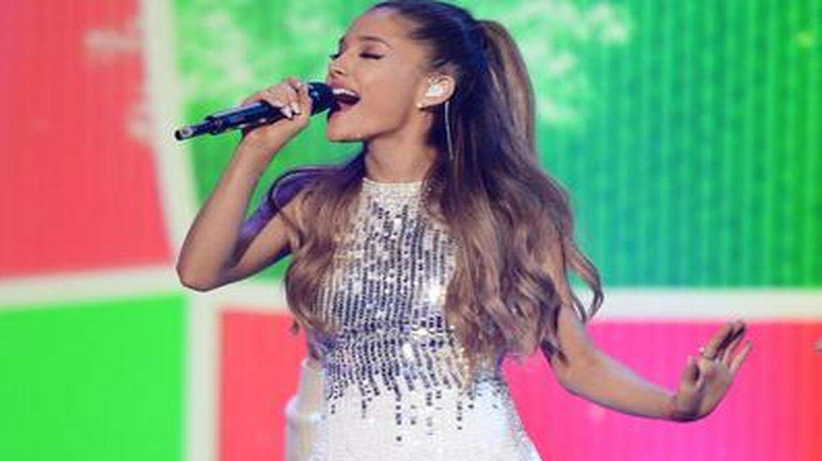 
 Ariana Grande en la grabación de ‘A Very Grammy Christmas’, en Shrine Auditorium en Los Angeles. El especial de televisión saldrá al aire el 5 de diciembre.
