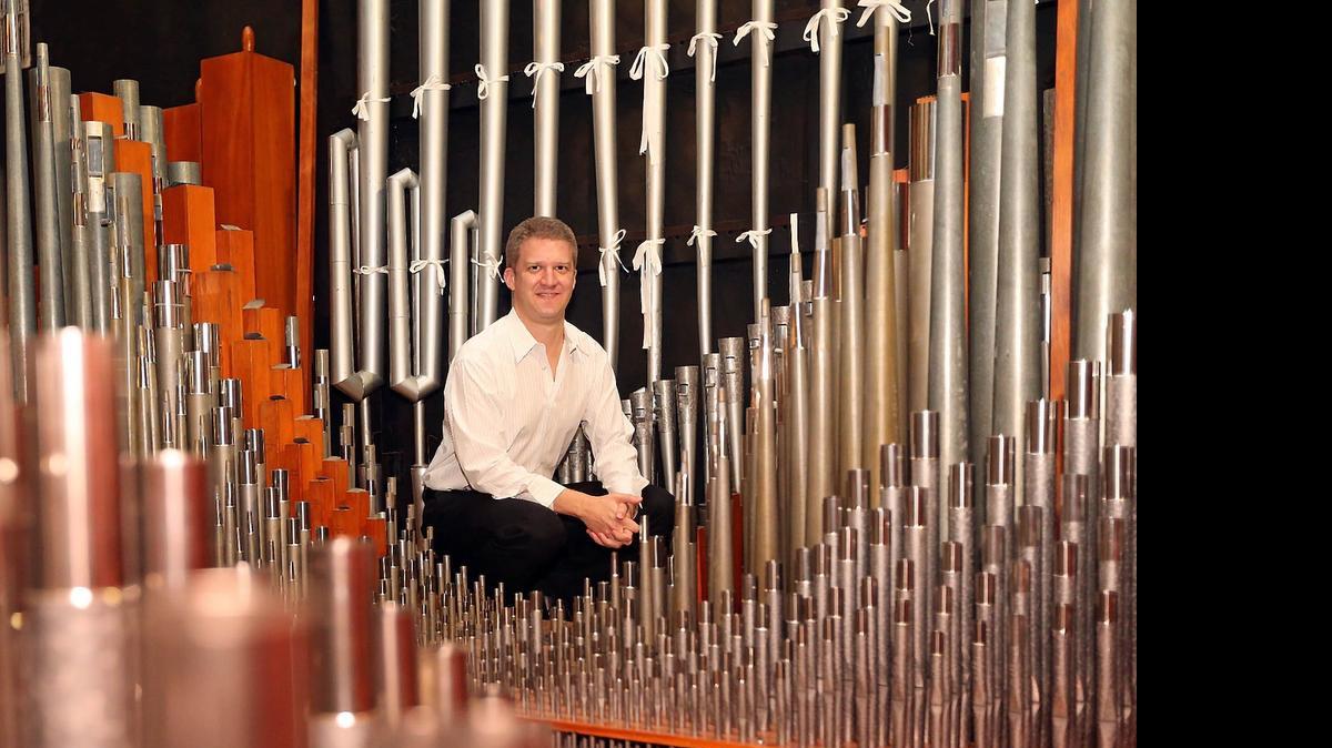 
Matthew Steynor, director musical de Trinity Cathedral, en el interior del órgano de 1926, llamado ‘Aeolian-Skinner’.
