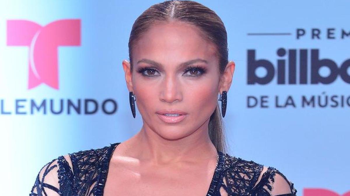 La actriz y cantante Jennifer Lopez posa en la alfombra roja de la entrega de los Premios Billboard de la Música Latina el jueves 27 de abril de 2017.