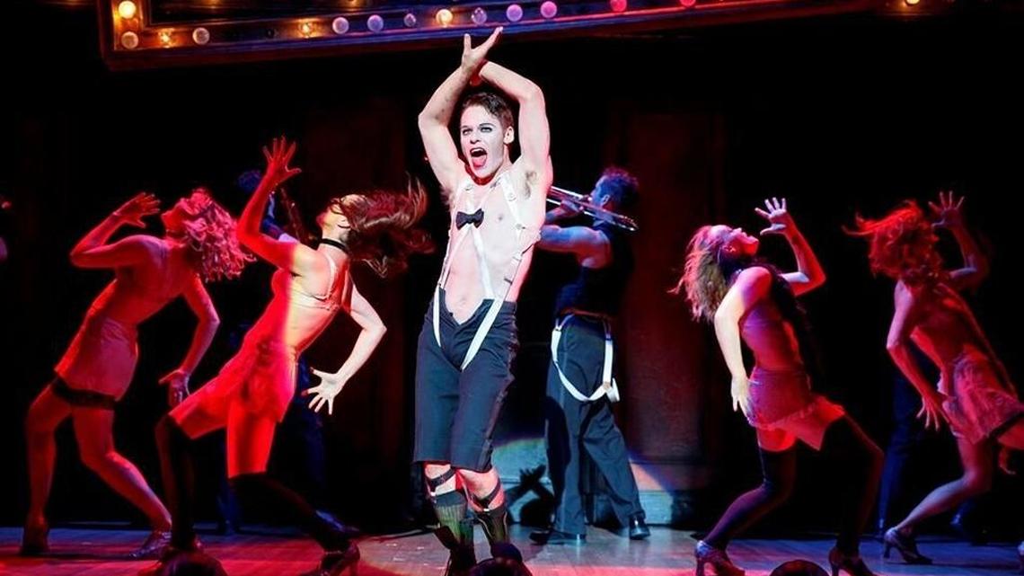 Randy Harrison es una presencia sexy y convincente en el papel de Emcee en ‘Cabaret’.