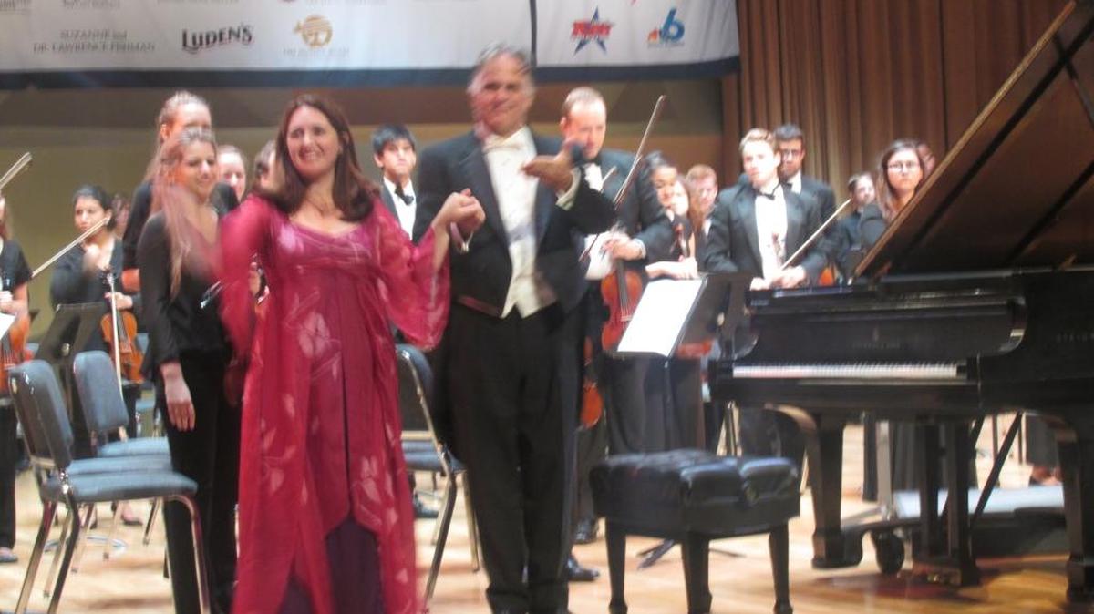 
Simone Dinnerstein y Thomas Sleeper saludan al público al final del concierto.
