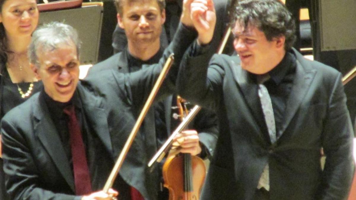 Gil Shaham y Christian Macelaru saludan al público después de su brillante entrega del ‘Concierto para violín y orquesta de Chaicovsky’.