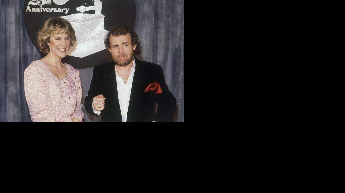 
Joe Cocker y Jennifer Warnes en la 25 Entrega de los Grammy Awards en Los Angeles. Cocker interpretó ‘Up Where We Belong’, con Warnes.
