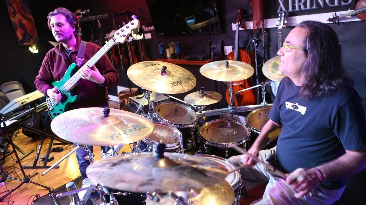 Omar Hernández, bajista y Horacio ‘El Negro’ Hernández en la bateria durante el ensayo para el concierto "Poem" en Miami.