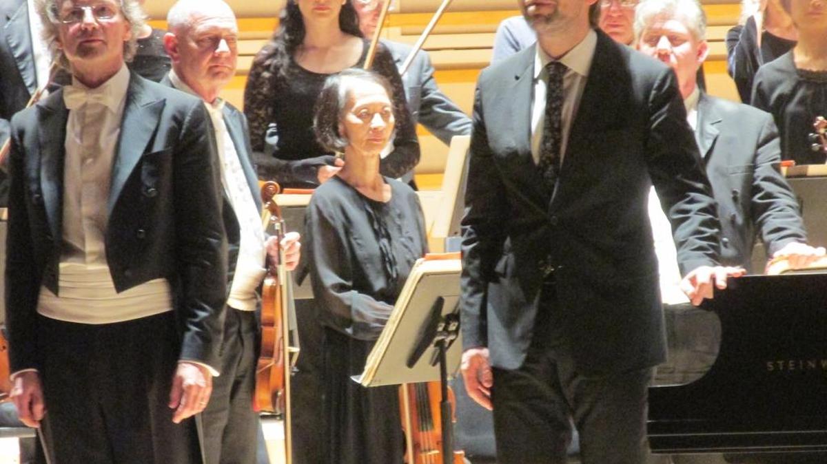 Franz Welser-Möst y Leif Ove Andsnes agradecen la ovación del público en el concierto con la Cleveland Orchestra.