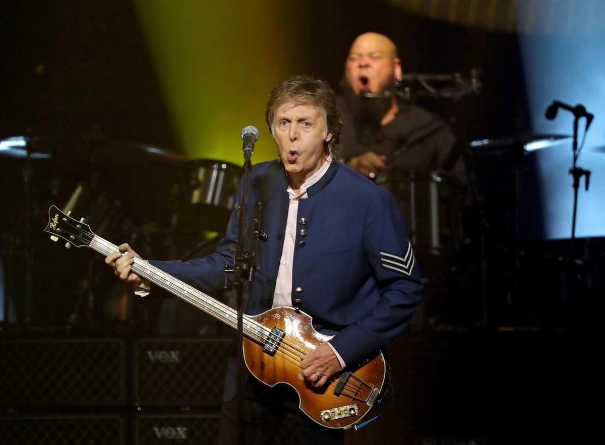 El legendario músico británico Paul McCartney se presentó el viernes en Miami con un espectáculo lleno de rock y nostalgia.