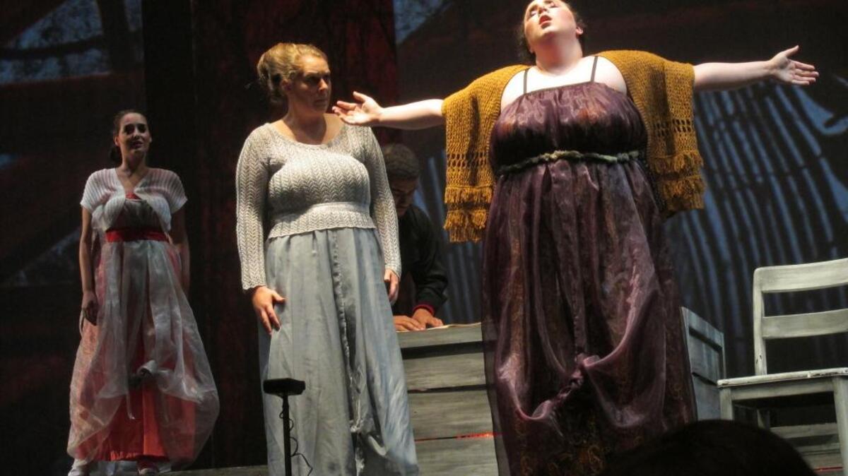 Suzanne Karpov, Dana Macintosh y Myka Murphy en una escena de ‘The Crucible’.