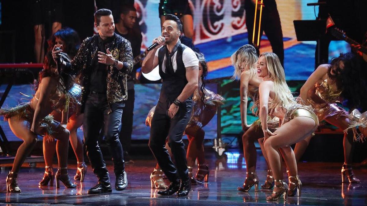 El cantante puertorriqueño Luis Fonsi (c) canta su tema 'Despacito' durante los XVIII Premios Grammy Latinos el jueves 16 de noviembre de 2017, celebrados en el MGM Grand Garden Arena de Las Vegas, Nevada.