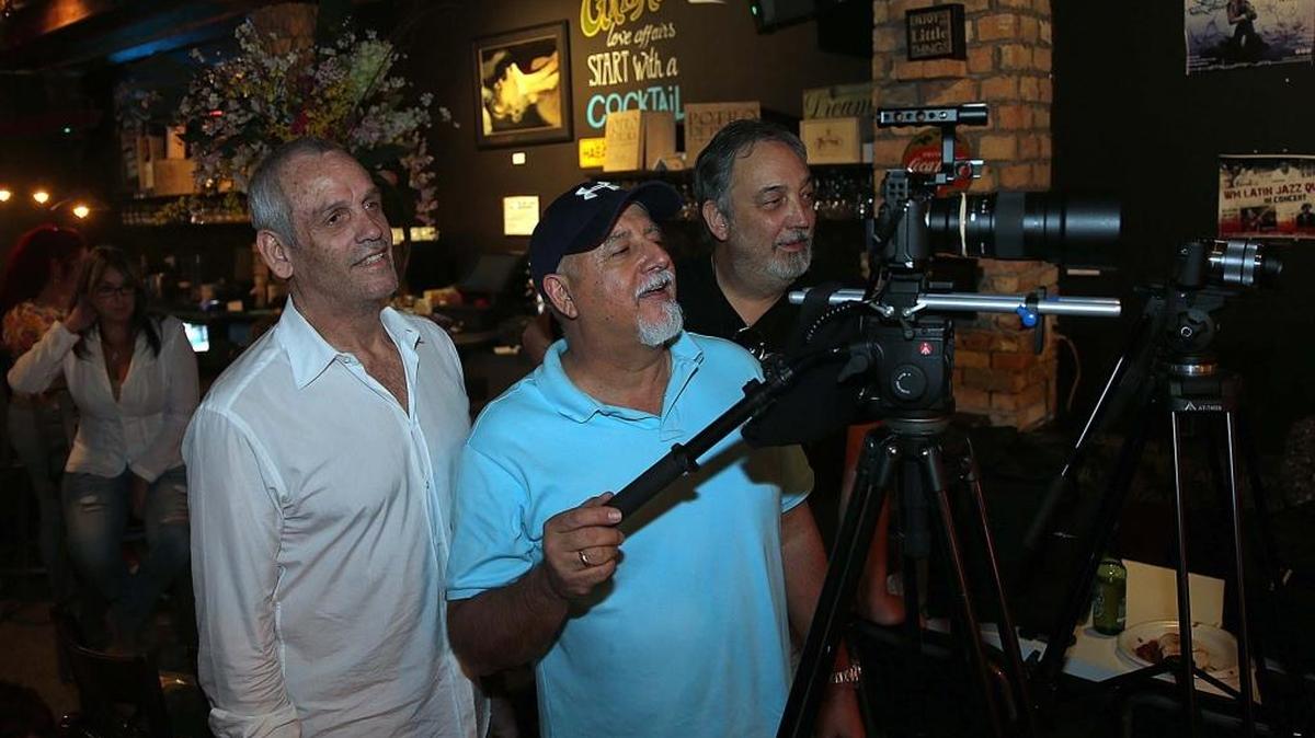 El director Jorge A. Soliño (centro) junto a Ricky Oramas (izquieda) y Mario García-Montes, productores del documental ‘A contratiempo’.