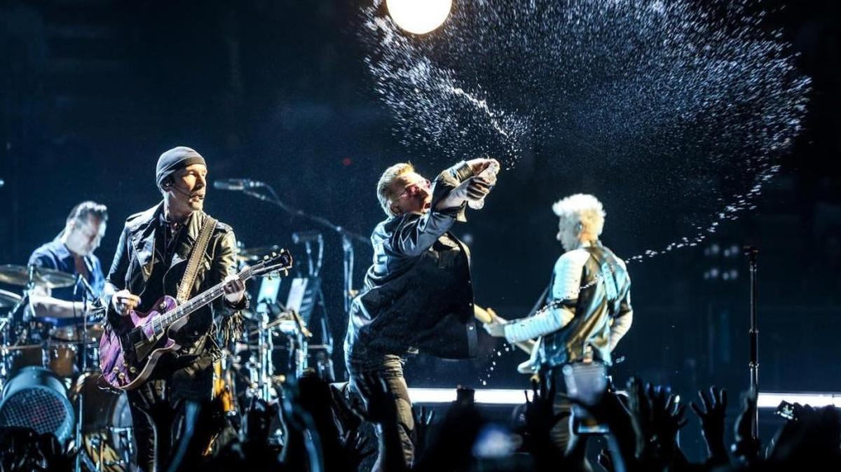 Larry Mullen Jr., from left, The Edge, Bono and Adam Clayton de U2 durante de la presentación del tour ‘Innocence + Experience’ en Inglewood, California.