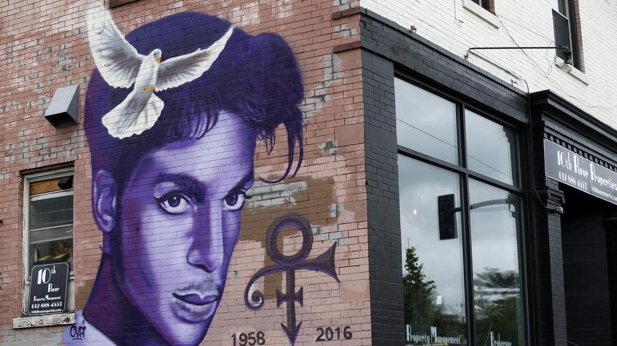 Un mural en honor a Prince adorna un edificio en el vecindario de Uptown en Minneapolis, la ciudad natal del cantautor, quien fue hallado muerto el 21 de abril de 2016.