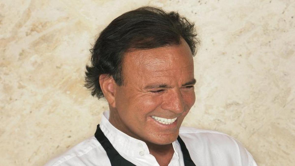 Fotografía facilitada por Sony Music del cantante Julio Iglesias, quien en una entrevista con Efe habla de su nuevo disco 'México & Amigos'.