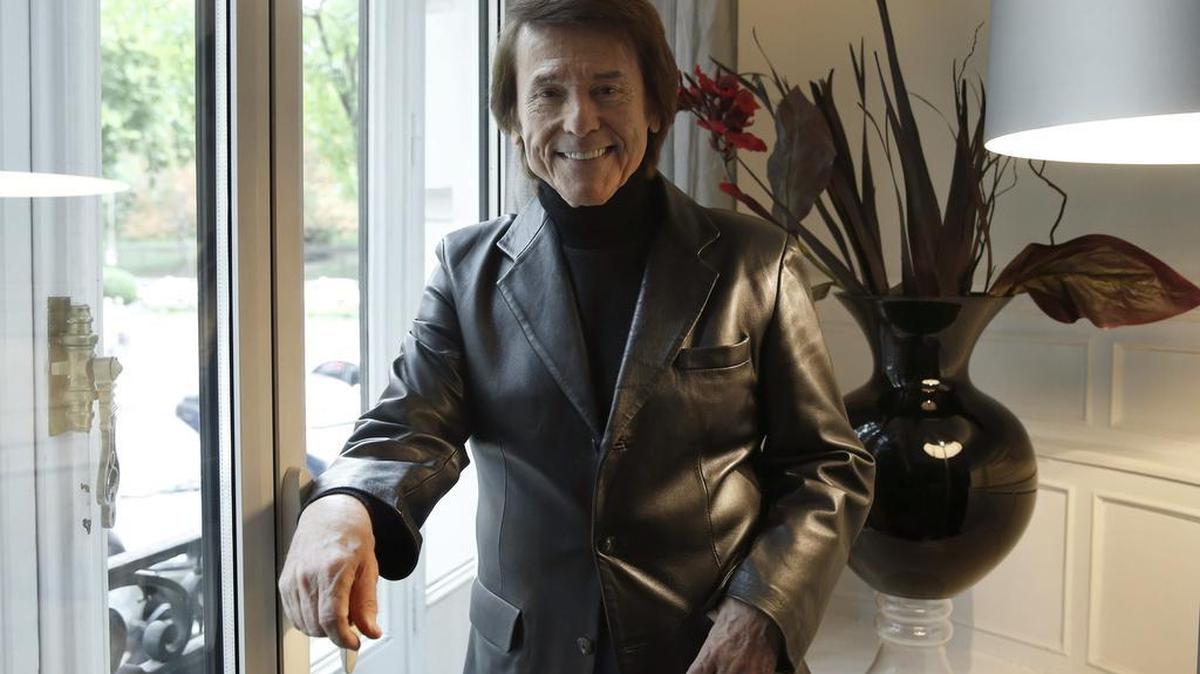 
 El cantante Raphael durante la entrevista que ha concedido a la Agencia Efe con motivo de la presentación de "Mi gran noche", su vuelta al cine con Álex de la Iglesia.
