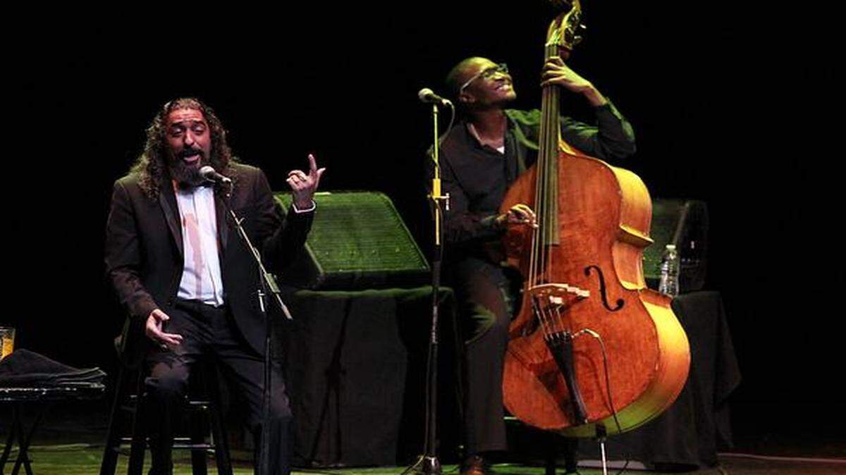 
Diego El Cigala con el bajista Yelsy Heredia, el sábado en The Fillmore Miami Beach at Jackie Gleason.
