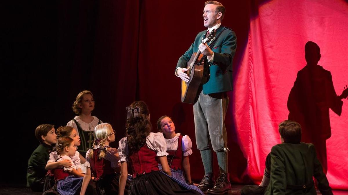Ben Davis como Captain Von Trapp con Kerstin Anderson y los hijos de Von Trapp.