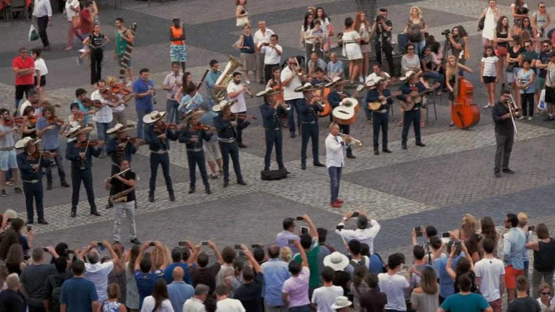 El Mariachi Real de México, acompañado de 23 músicos de la Film Symphony Orchestra de España, realizan un concierto improvisado “flashmob” el 30 de junio en la Plaza Mayor de Madrid.