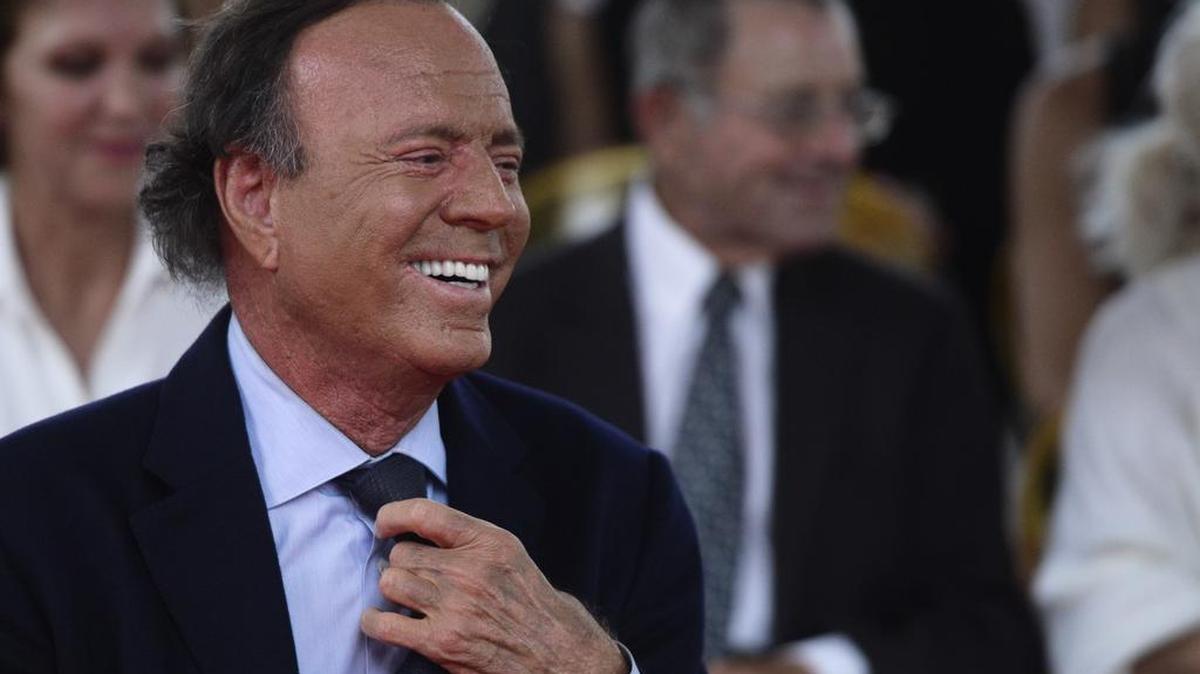 El cantante español Julio Iglesias sonríe durante su ceremonia de presentación de su estrella en el paseo de la fama en San Juan, Puerto Rico, el jueves 29 de septiembre de 2016.