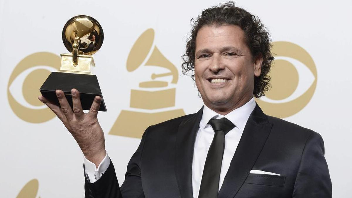 El cantante colombiano Carlos Vives sostiene su premio Grammy en Los Angeles, California, el 08 de febrero de 2015.