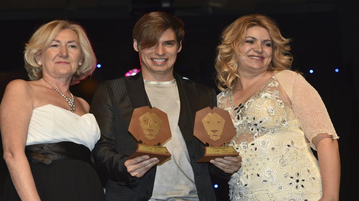 El venezolano Carlos Baute, tras recibir esta noche en Marbella, el Premio Latino Oro al mejor cantante iberoamericano en la primera edición de estos galardones del cine y la música organizados por la Fundación Mundo Ciudad.
