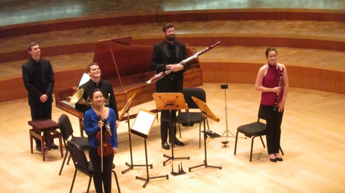 Gabriel Benton en el clavicordio, Nick Castellanos en la trompa, Sarah Peters en el violín, Darren Hicks en el fagot y Kristin Kall en el oboe d’amore.