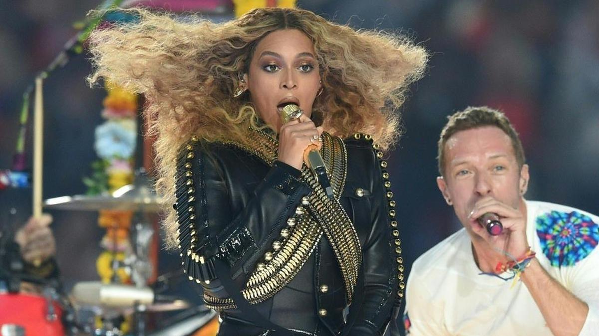 Beyoncé también explora los conflictos raciales, la discriminación contra las mujeres y las relaciones familiares.
