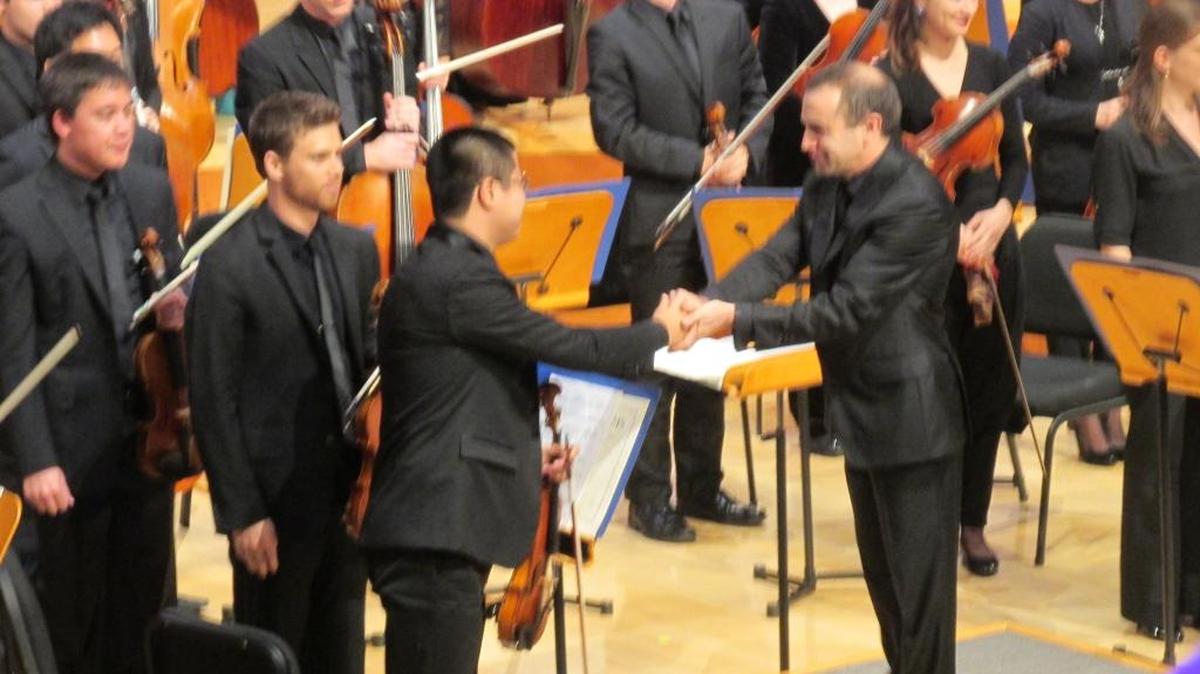 El director invitado Mark Wigglesworth estrecha la mano del concertino de la New World Symphony al final de ‘La noche transfigurada’, de Schoenberg.