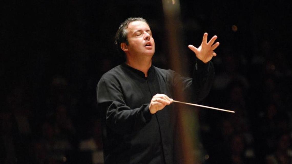 Juanjo Mena dirigiendo la New World Symphony.