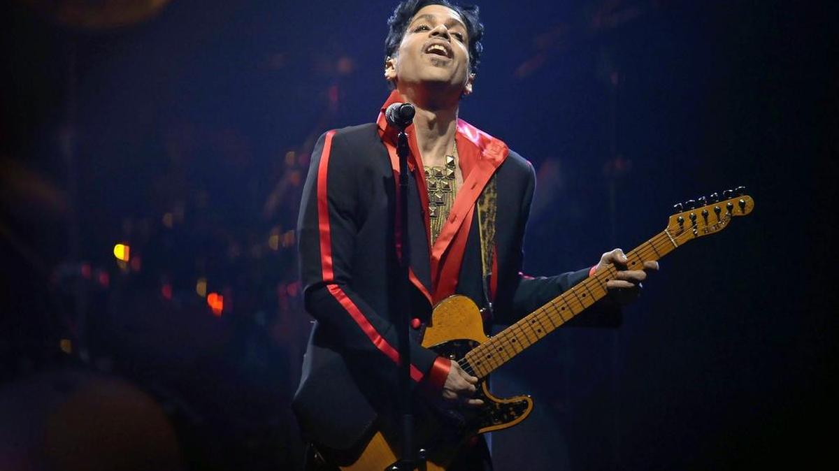 Fotografía de archivo del pasado 8 de noviembre de 2010 que muestra al artista estadounidense Prince durante un concierto en Antwerp, Bélgica. El músico Prince falleció el 21 de abril de 2016 a los 57 años, informó su publicista.