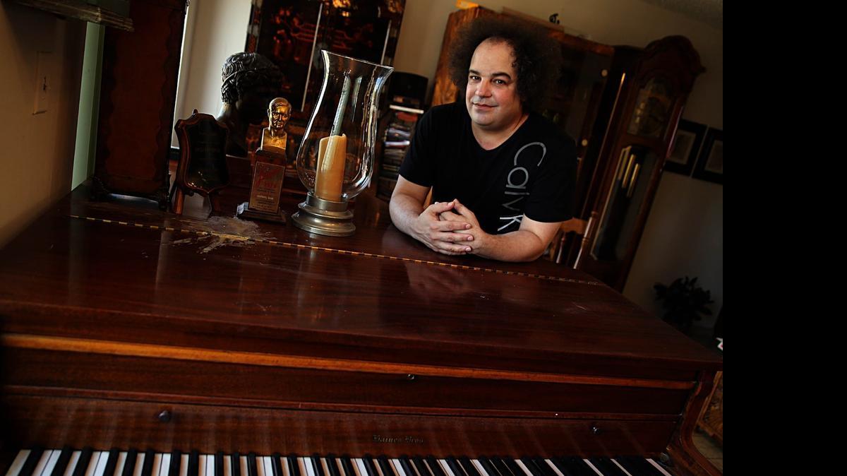 
José Ruiz Elcoro en su casa en Miami Beach. Es pianista acompañante del Miami City Ballet, y se le puede escuchar los miércoles en el Big Five Club.
