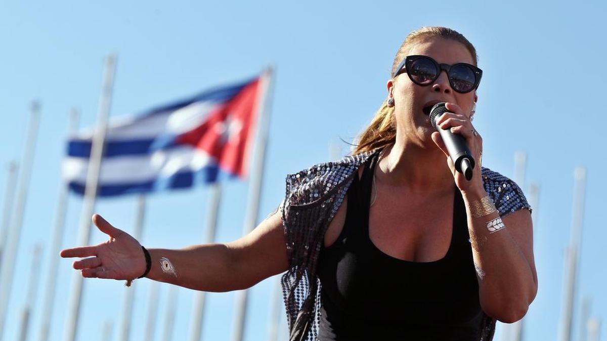 La cantante puertorriqueña Olga Tañón ofrece un concierto este sábado 12 de diciembre de 2015, en La Habana (Cuba). Tañón cumplió así la promesa hecha a sus seguidores cubanos al ofrecer un multitudinario concierto frente al malecón de La Habana, en el que cantó sus éxitos y compartió escena con conocidos músicos de la isla como Descemer Bueno y el grupo de fusión "Qva Libre".