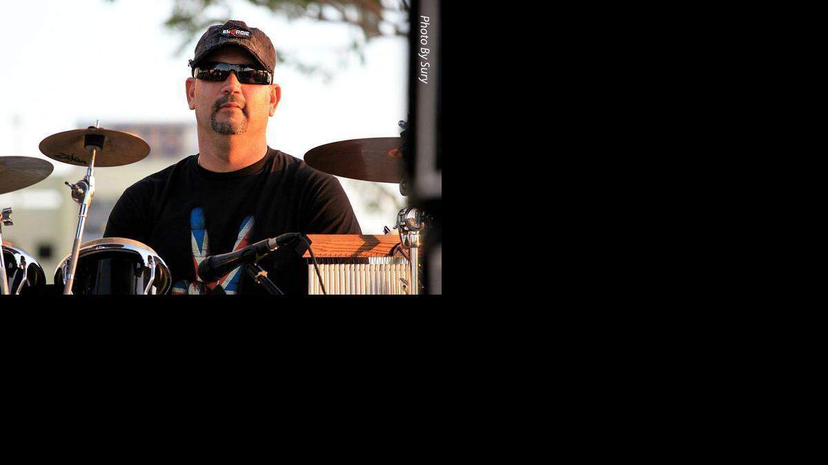
El percusionista Edwin Fernández se presenta con su banda Top Secret Rock Band en The Hurricane Bar and Grill, en Miami Springs.
