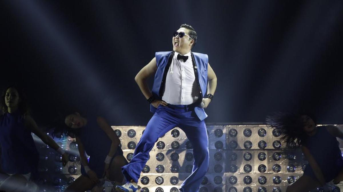 En esta foto de archivo del domingo, 22 de diciembre de 2013, el rapero surcoreano PSY realiza su concierto "All Night Stand" en Seúl, Corea del Sur.