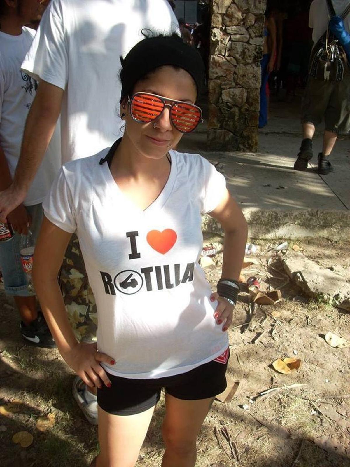 Una de las asistentes al festival Rotilla, que se celebraba todos los veranos en la playa del mismo nombre a unos 50 kilómetros de La Habana, desde 1998 hasta su cancelación por el gobierno en el 2011.