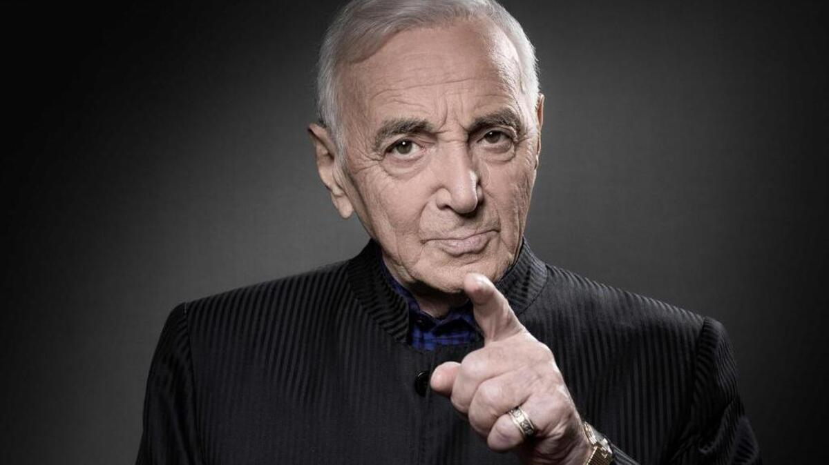 El cantante y compositor francés de origen armenio Charles Aznavour posa durante una sesión de fotos en París el 16 de noviembre de 2017.