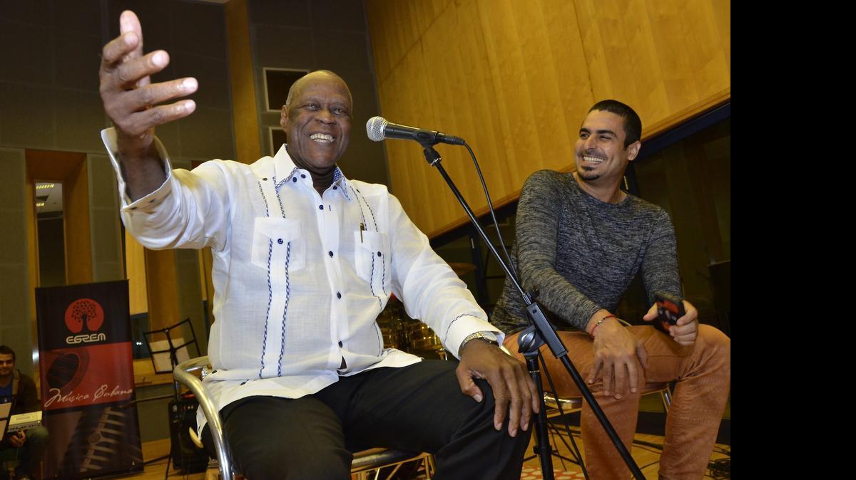 
 El destacado músico dominicano Johnny Ventura (i), quien se encuentra de visita en Cuba, canta varias canciones de su repertorio junto con el músico cubano Elain Morales (d), el martes 7 de julio de 2015, durante una conferencia de prensa en los Estudios de Grabaciones EGREM en la Habana, donde hablo sobre su programa de actividades en Cuba y relató anécdotas sobre su vida profesional. 
