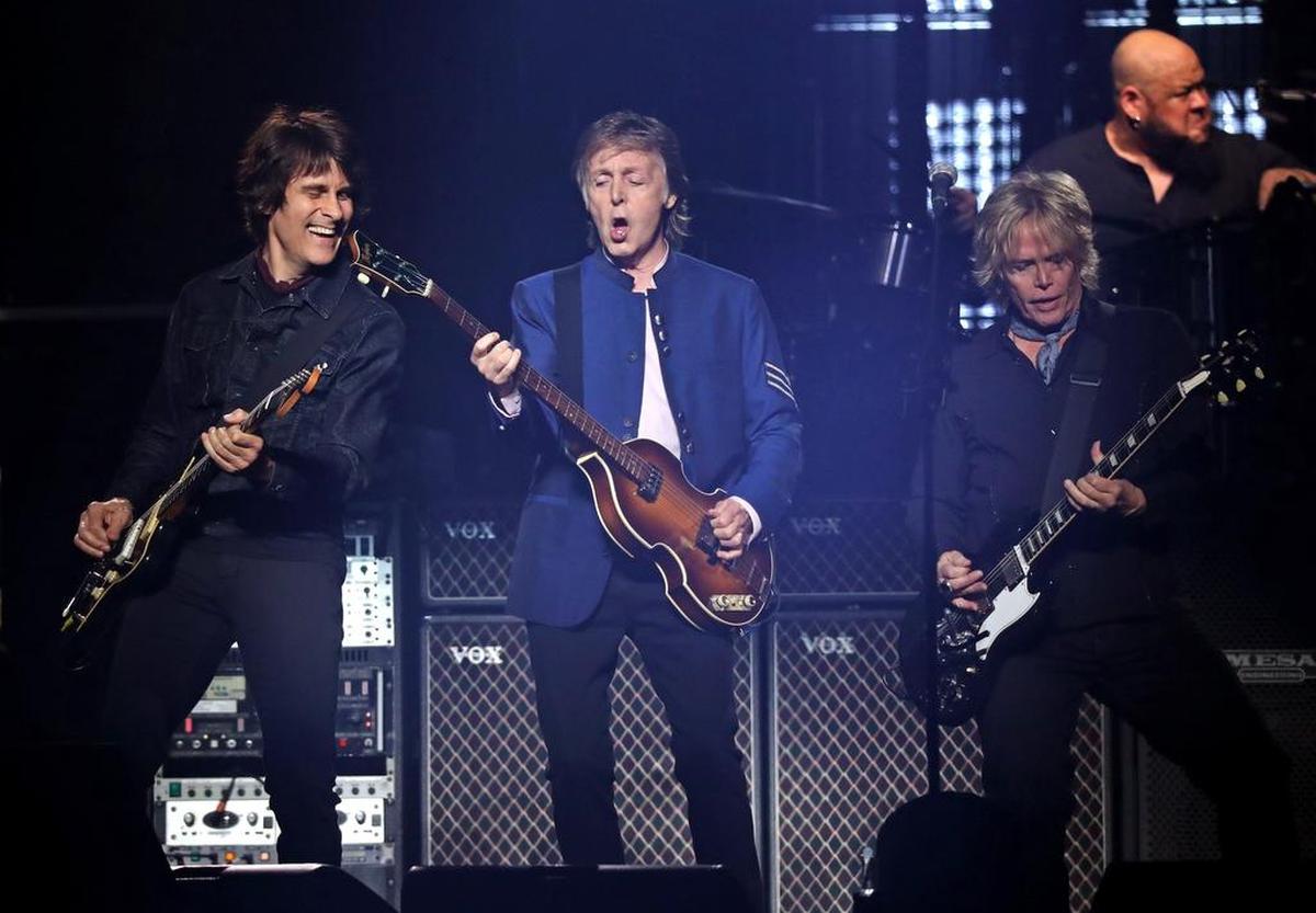 El legendario músico británico Paul McCartney se presentó el viernes en Miami con un espectáculo lleno de rock y nostalgia.