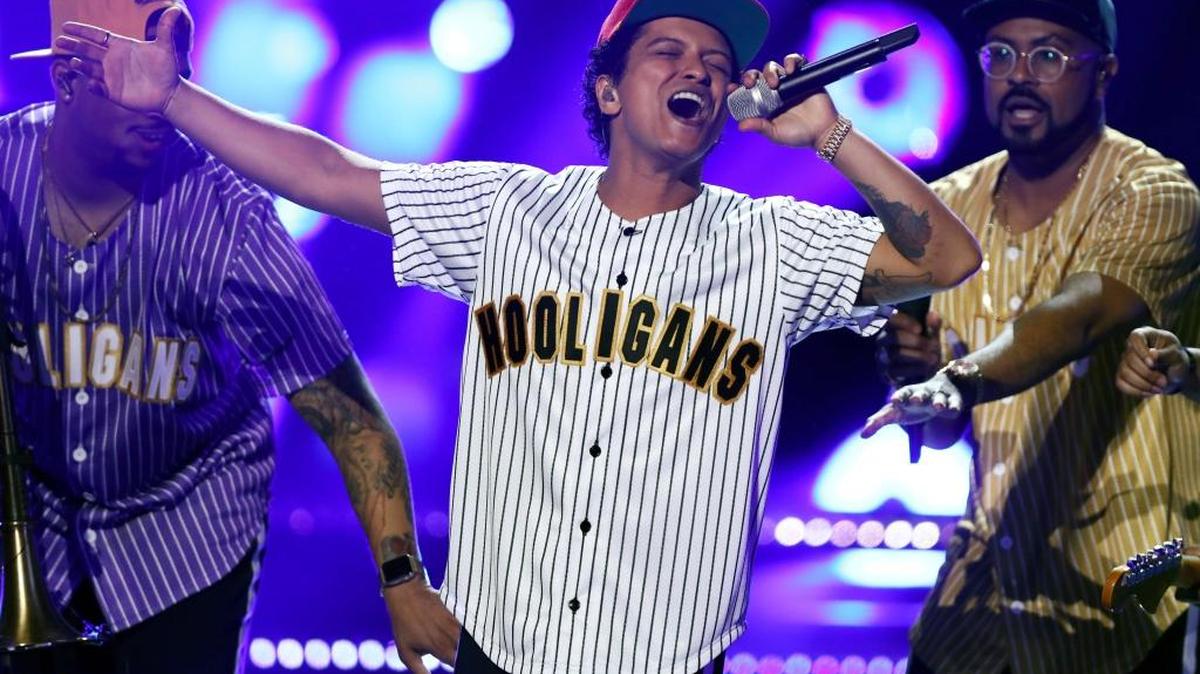 El estadounidense Bruno Mars se llevó el domingo siete premios en los American Music Awards.