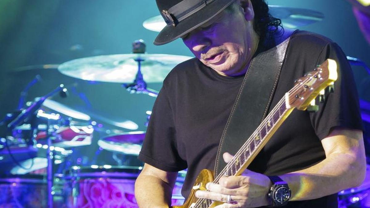Fotografía de archivo fechada el 23 de julio de 2016 que muestra al guitarrista mexicano Carlos Santana durante un concierto en los Jardines de Cap Roig, en Palafrugell (España).